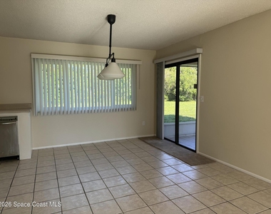 865 Ne Nevada Drive Ne - Photo Thumbnail 3