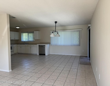 865 Ne Nevada Drive Ne - Photo Thumbnail 4