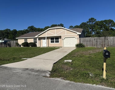 865 Ne Nevada Drive Ne - Photo Thumbnail 1