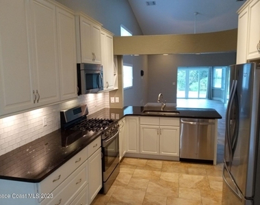 3679 Oakhill Drive - Photo Thumbnail 6