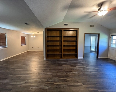124 Tamarisk Trail - Photo Thumbnail 3