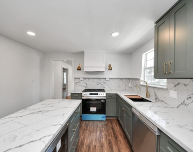 1015 E 32nd Street - Photo Thumbnail 8