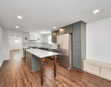 1015 E 32nd Street - Photo Thumbnail 12