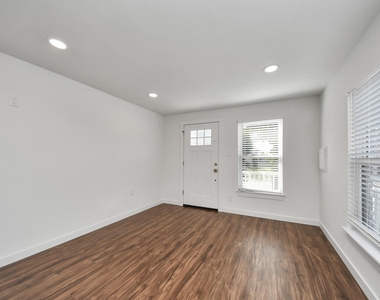 1015 E 32nd Street - Photo Thumbnail 2