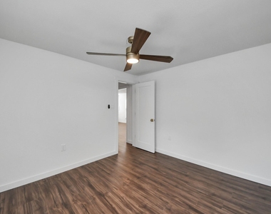 1015 E 32nd Street - Photo Thumbnail 24