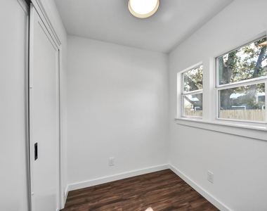 1015 E 32nd Street - Photo Thumbnail 31