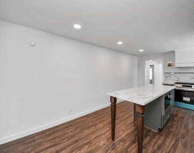 1015 E 32nd Street - Photo Thumbnail 11
