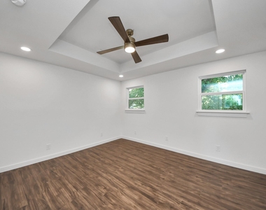 1015 E 32nd Street - Photo Thumbnail 14