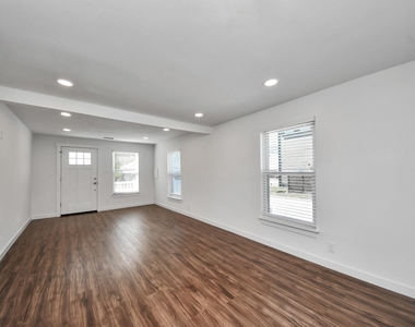 1015 E 32nd Street - Photo Thumbnail 3
