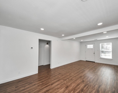 1015 E 32nd Street - Photo Thumbnail 4