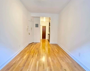 East 81 Street - Photo Thumbnail 4