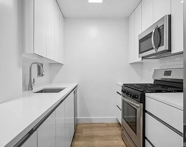 West 58th Street - Photo Thumbnail 2