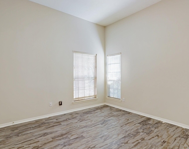 1515 Orchard Park Drive - Photo Thumbnail 11