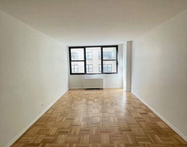 East 49 Street - Photo Thumbnail 2