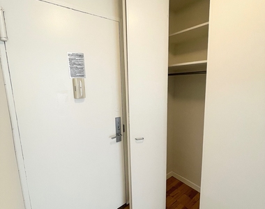 East 49 Street - Photo Thumbnail 4