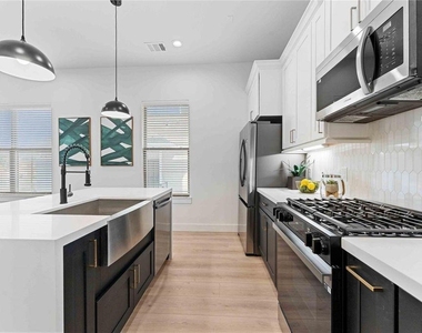 2524 Live Oak Street - Photo Thumbnail 7