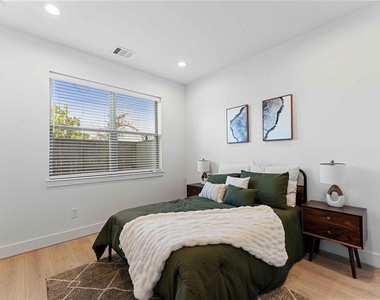2524 Live Oak Street - Photo Thumbnail 3