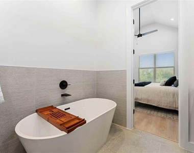 2524 Live Oak Street - Photo Thumbnail 18