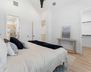 2524 Live Oak Street - Photo Thumbnail 15