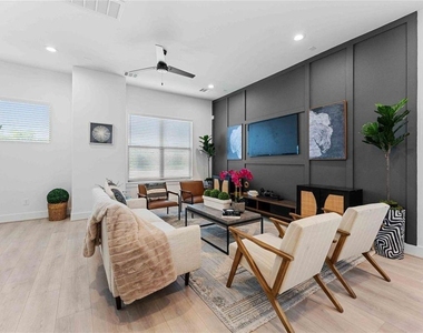 2524 Live Oak Street - Photo Thumbnail 6
