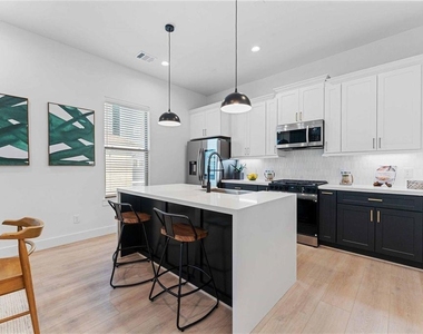 2524 Live Oak Street - Photo Thumbnail 8