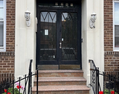 37th Street - Photo Thumbnail 4
