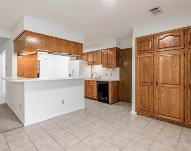 121 Elmwood Street - Photo Thumbnail 10