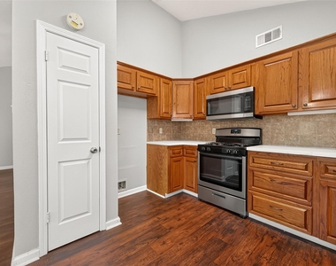 10038 Green Valley Lane - Photo Thumbnail 12