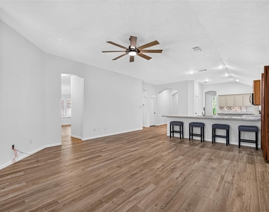 10627 Saratoga Square - Photo Thumbnail 20
