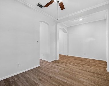 10627 Saratoga Square - Photo Thumbnail 8