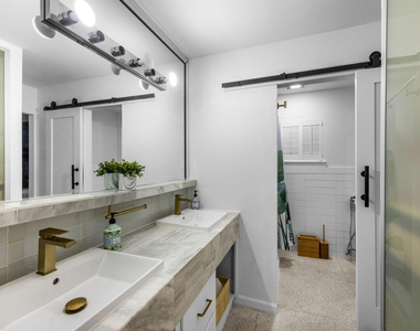 7902 Richmond Avenue - Photo Thumbnail 12