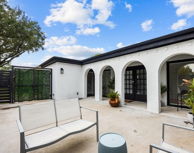 7902 Richmond Avenue - Photo Thumbnail 3