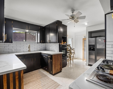 7902 Richmond Avenue - Photo Thumbnail 4