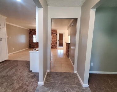 2010 S Palm Court - Photo Thumbnail 16