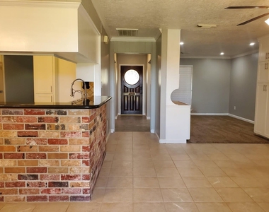 2010 S Palm Court - Photo Thumbnail 7