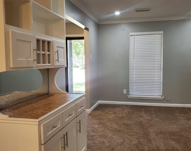 2010 S Palm Court - Photo Thumbnail 5
