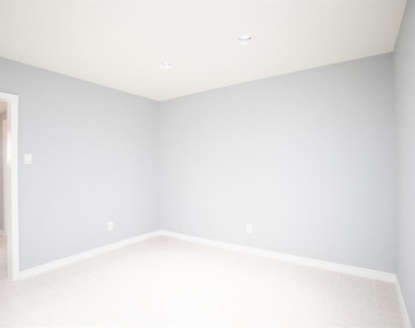 5821 Sunforest Dr - Photo Thumbnail 4