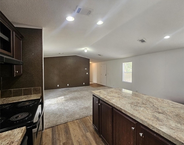 180 Carrier Avenue - Photo Thumbnail 5