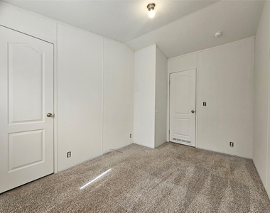 180 Carrier Avenue - Photo Thumbnail 12