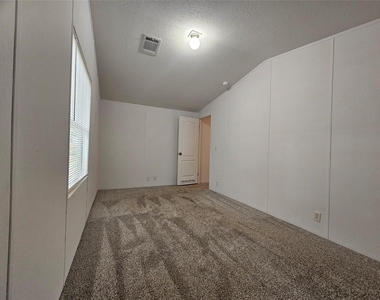 180 Carrier Avenue - Photo Thumbnail 15