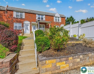 2204 Baker Drive - Photo Thumbnail 3