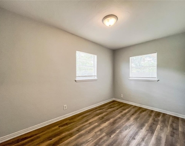 4523 Dolphin Drive - Photo Thumbnail 11