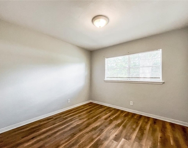 4523 Dolphin Drive - Photo Thumbnail 9