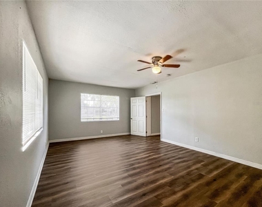 4523 Dolphin Drive - Photo Thumbnail 6