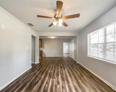 4523 Dolphin Drive - Photo Thumbnail 3