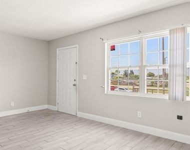 9105 W Hillsborough Avenue - Photo Thumbnail 20