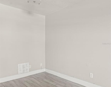 9105 W Hillsborough Avenue - Photo Thumbnail 11