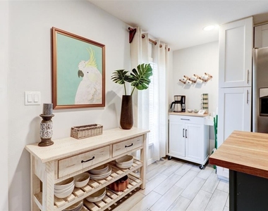 7018 N Central Avenue - Photo Thumbnail 17
