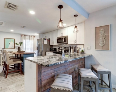 7018 N Central Avenue - Photo Thumbnail 11