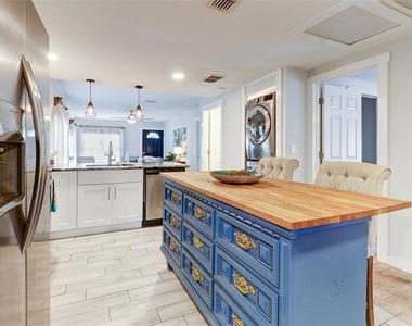 7018 N Central Avenue - Photo Thumbnail 15
